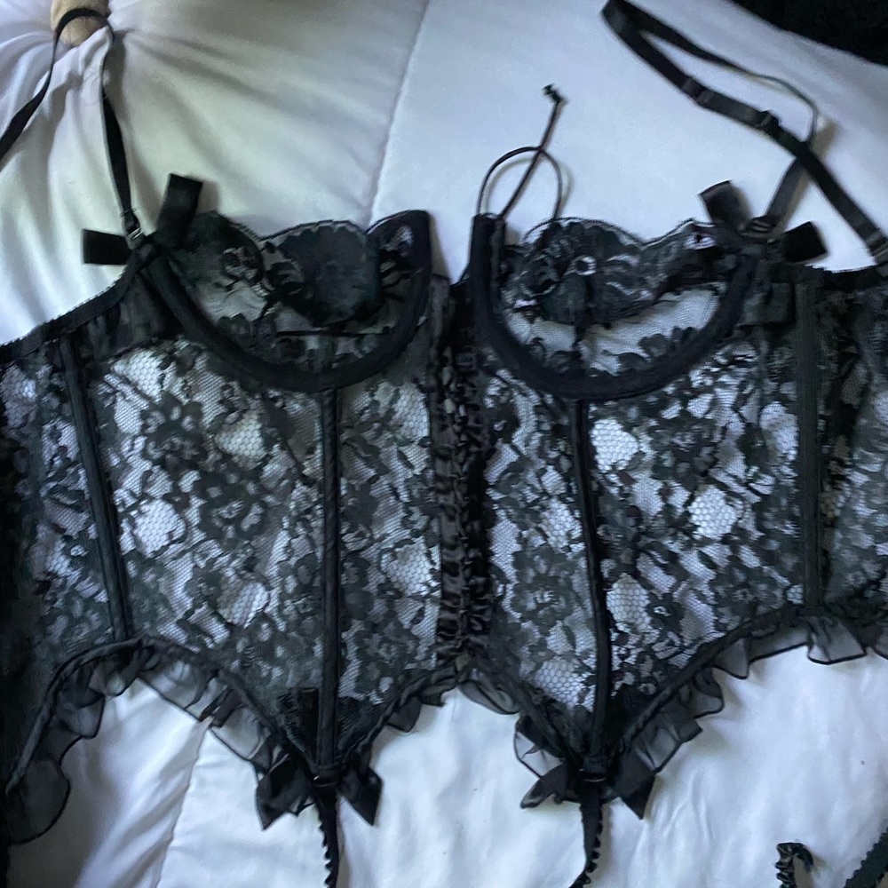 The Vintage Victoria’s Secret Lace Corset - Picture 4 of 12